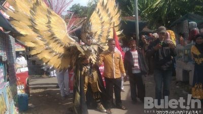 HUT RI Ke- 77, Defile Kostum Garuda Nampak Menjadi Pusat Perhatian Warga Desa Suco Pengepok Dalam Carnaval