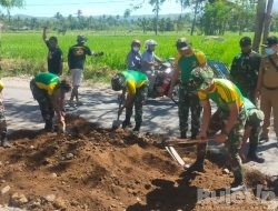 TNI dan Warga Nangkaan Bondowoso, Atasi Jalan Berlubang