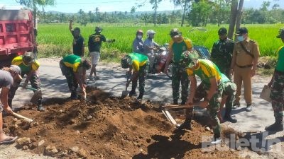 TNI dan Warga Nangkaan Bondowoso, Atasi Jalan Berlubang