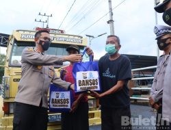 Harga BBM Naik, Kapolres Bondowoso Berikan Bansos Kepada Warga Terdampak