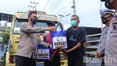 Harga BBM Naik, Kapolres Bondowoso Berikan Bansos Kepada Warga Terdampak