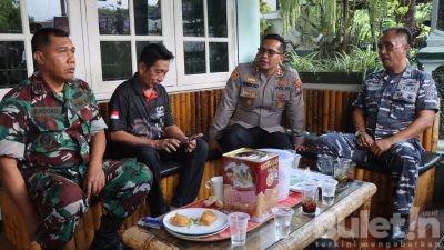 Kapolres Bondowoso Melakukan Takziah Kepada Keluarga Korban Pesawat yang Jatuh di Selat Madura