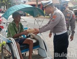Jum’at Berkah : Samsat Bondowoso Bagikan Puluhan Nasi Kotak