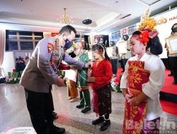 Kapolri Memberi Penghargaan Polwan Polda Jatim yang Meraih Juara 2 Lomba Video Kreatif Suara Hati Anak Polwan