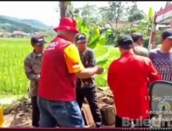 BPBD Kabupaten Cianjur Berikan 10 Ribu Genting Bagi Korban Angin Puting Beliung di Kampung Nyangkewok Campaka