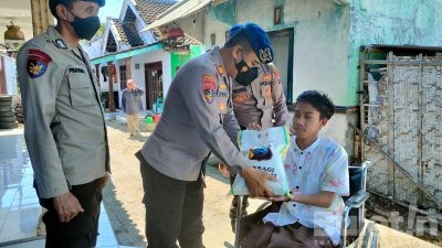 Peduli Kaum Disabilitas, Satpolairud Polres Probolinggo Beri Bantuan Door to door