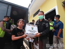 Satker Polda Jatim Berikan Bansos Kepada Masyarakat Terdampak Kenaikan BBM