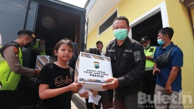 Satker Polda Jatim Berikan Bansos Kepada Masyarakat Terdampak Kenaikan BBM
