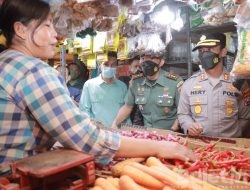 Pastikan Harga Bahan Pokok Aman Pasca Kenaikan BBM, Kapolres Jember dan Dandim Cek Pasar