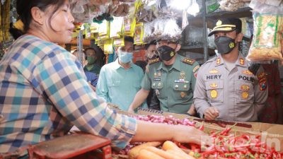 Pastikan Harga Bahan Pokok Aman Pasca Kenaikan BBM, Kapolres Jember dan Dandim Cek Pasar