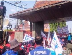 Ratusan Buruh Lakukan Aksi Demontrasi Tolak Kenaikan Harga BBM, di Pendopo Kabupaten Cianjur