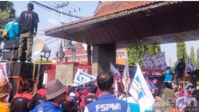 Ratusan Buruh Lakukan Aksi Demontrasi Tolak Kenaikan Harga BBM, di Pendopo Kabupaten Cianjur