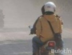 Kepulan Debu Perbaikan Jalan di Jember Akibatkan Pengendara Motor Terjatuh