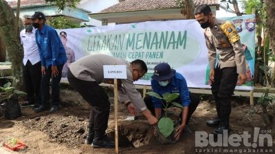 Polres Bondowoso. Mencanangkan program Gerakan Menanam Tanaman Cepat Panen pada Masyarakat Desa.
