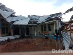 Terjangan Angin Puting Beliung Disertai Hujan Deras Merobohkan Beberapa Pohon dan Menerbangkan Puluhan Atap Rumah Warga