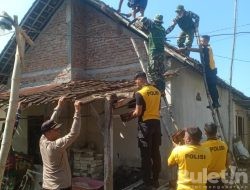 Akibat Angin Puting Beliung, Polisi di Bojonegoro Bersama TNI, Satpol-PP dan BPBD Perbaiki Rumah Warga