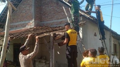 Akibat Angin Puting Beliung, Polisi di Bojonegoro Bersama TNI, Satpol-PP dan BPBD Perbaiki Rumah Warga