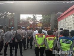 Gerbang Pendopo Cianjur Roboh akibat Aksi Demo Mahasiswa