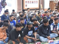Polres Bondowoso bersama Bonek dan Aremania bersatu bersama mendoakan Korban Tragedi Kanjuruhan Malang