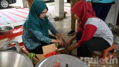 Ketua TP PKK Kebumen Serahkan Bantuan untuk Korban Banjir dan Longsor di Wadasmalang
