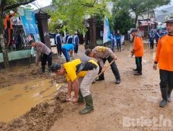 Sinergitas TNI-Polri dan Masyarakat Watulimo Bersihkan Sisa Banjir di Trenggalek