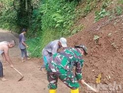 Babinsa Bersama Warga Bersihkan Jalan Akibat Tertimbun Longsoran Kecamatan Bojongpicung Cianjur