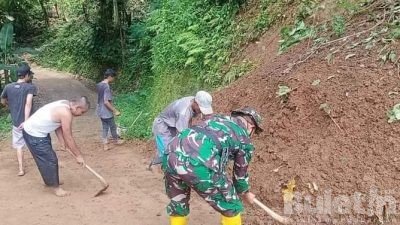Babinsa Bersama Warga Bersihkan Jalan Akibat Tertimbun Longsoran Kecamatan Bojongpicung Cianjur