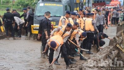 Banjir Mendoyo, Personel Polda Bali diterjunkan Bantu Evakuasi Warga