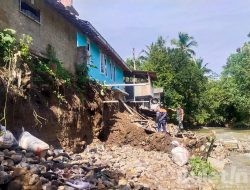 Longsor Sebagian Bangunan Rumah Akibat Abrasi Aliran Sungai Cianjur