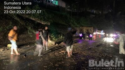 Sat Samapta Polres Dairi Lakukan Pengaturan Dan Pembersihan Jalan Terjadinya Pohon Tumbang Dileter S Kabupaten Dairi