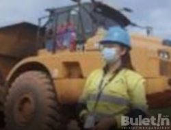 Luar Biasa, Gadis Belia Jadi Operator Alat Berat PT. BSI