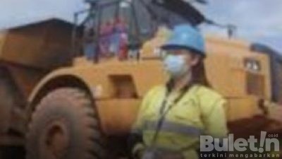 Luar Biasa, Gadis Belia Jadi Operator Alat Berat PT. BSI