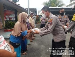 Polsek Batang Kuis Polresta Deli Serdang Bagikan Bansos Kepada Masyarakat Yang Terdampak Kenaikan Harga BBM