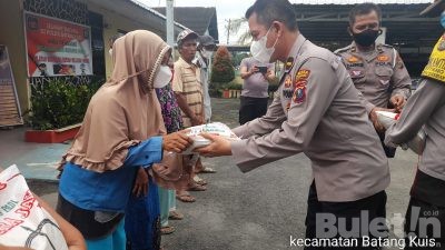 Polsek Batang Kuis Polresta Deli Serdang Bagikan Bansos Kepada Masyarakat Yang Terdampak Kenaikan Harga BBM
