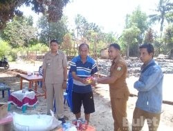 Dinas Sosial dan BPBD SBD Menyalurkan Bantuan pada Korban Kebakaran