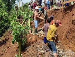 Bergotong Royong Untuk Atasi Longsor Pasca di Guyur Hujan