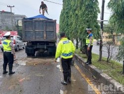 Jalan Rusak, Sat Lantas Polresta Deli Serdang Lakukan Penimbunan dan Himbau Masyarakat Berhati – hati