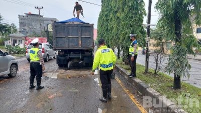 Jalan Rusak, Sat Lantas Polresta Deli Serdang Lakukan Penimbunan dan Himbau Masyarakat Berhati – hati
