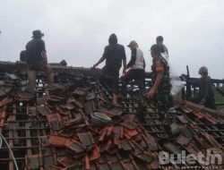 Babinsa Sindang Jaya Cipanas Cianjur Bersama Warga Padamkan Api yang Membakar Rumah