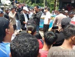 Warga Masyarakat Kalibaru Turun Kejalan Menuntut Kejelasan Dari PTPN XII