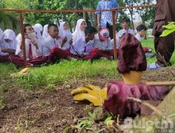 Puluhan Siswa SD Muhammadiyah 2 Pakis Pelajari Bunga Langka