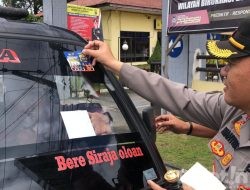 Kapolres Dairi Bagikan Stiker Layanan Pengaduan Kepada Pengguna Jalan