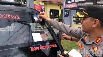 Kapolres Dairi Bagikan Stiker Layanan Pengaduan Kepada Pengguna Jalan