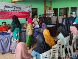 Tiga Pilar Desa Gandeng Anggota Polres Bondowoso Dalam Rangka Kawal Penyaluran Bantuan Berupa BLT-BBM, BPNT dan PKH Terhadap Warga