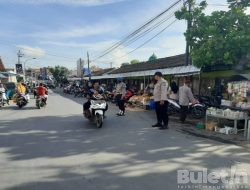 Polsek Larangan Himbau Pengunjung Pasar Blumbungan Agar Tidak Parkir Sembarangan