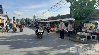 Polsek Larangan Himbau Pengunjung Pasar Blumbungan Agar Tidak Parkir Sembarangan