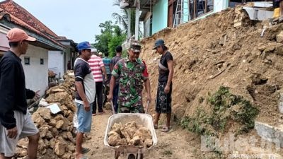 Bentuk Kepedulian Babinsa Koramil 0826-11 Batumarmar, Bersama Warga Bersihkan Akses Jalan Tertimbun Longsor