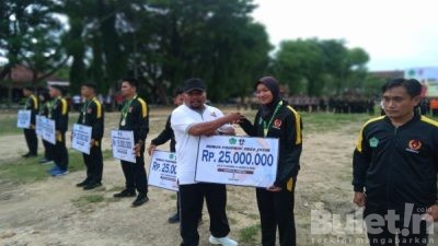 Bupati Pamekasan Berikan Reward 1 Milyar Lebih Kepada Atlet Peraih Medali Porprov 2022