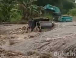 Truck Terseret Derasnya Arus Sungai Bomo Gembleng, di Kecamatan Srono Banyuwangi
