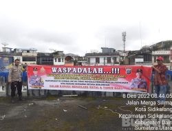 Polsek Sidikalang Kota Lakukan Pemasangan Spanduk Himbauan Kamtibmas di Pusat Pasar